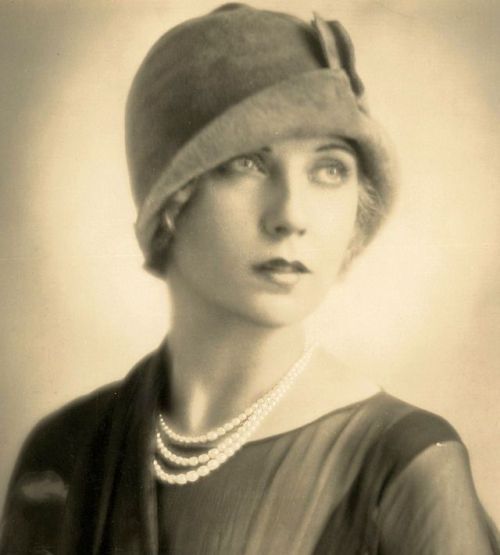 ziegfeld_follies_showgirl_lilyan_tashman_photo_by_fred_hartsook_1920s.jpg