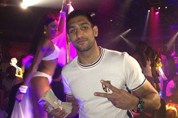 amir-khan-with-money.jpg