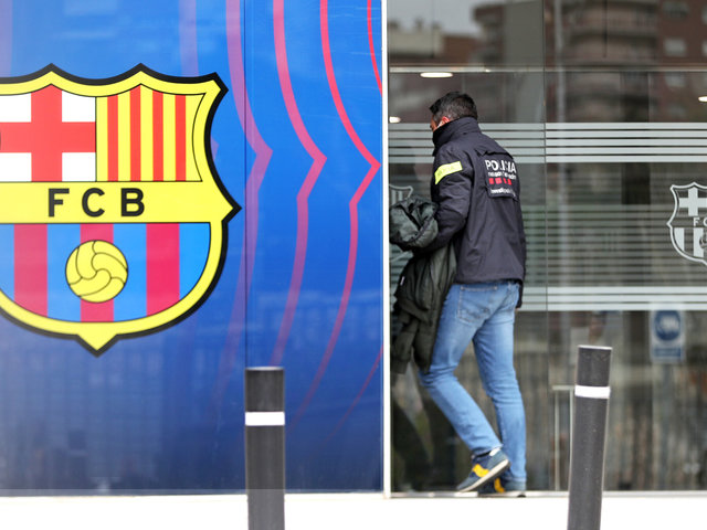 Új elnök, letartóztatott vezetőség, anyagi összeomlás – mi folyik Barcelonában?