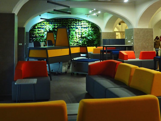 Egyedülálló közösségi tér a Corvinus Egyetemen - Fókuszban a hallgatók és az ügyintézők összekapcsolása 