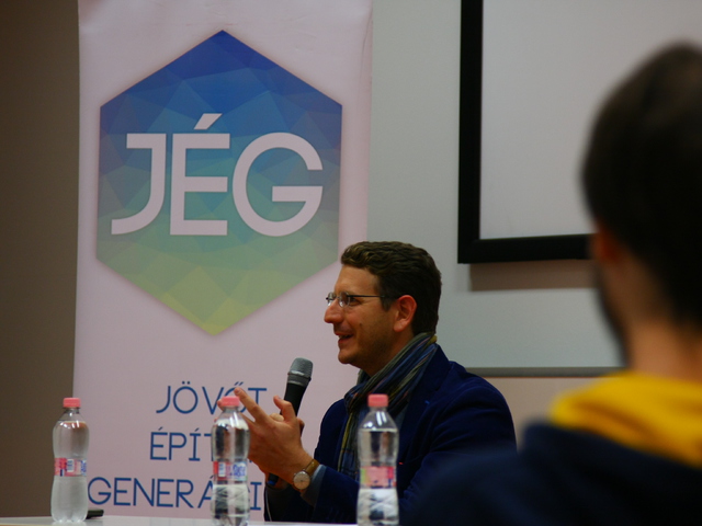 "Nem születtem vezetőnek" - kerekasztal-beszélgetés Galambos Mártonnal