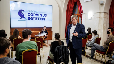 Hogyan lesz versenyképes a felsőoktatás, tényleg a modellváltás a megoldás? – Stumpf István kormánybiztos tartott hallgatói fórumot a Corvinuson