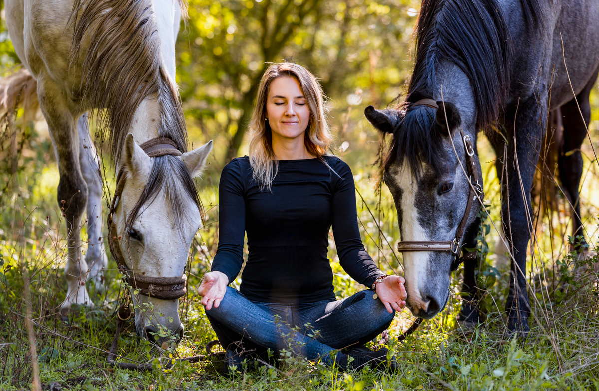 A jógázás és a lovak önismereti utat kínálnak - Csabai-Geng Franciska a lovas jóga egyik hazai alapítója
