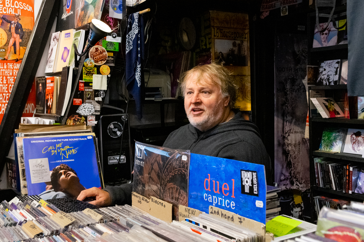 „Rakétasebességgel ível felfelé a vinyl” – A Wave lemezbolt több mint harminc éve kitart