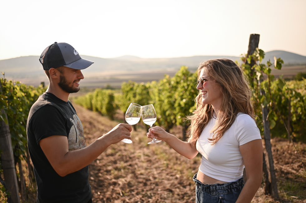 Ahol a gyöngyöző bor nevét a Lóci játszik adja – Interjú a Gilberries borászat tulajdonosaival