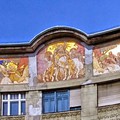 Róth Miksa mozaik friz a Népszínház utca 22. homlokzatán. A ház tervezője Vidor Emil volt (1912).
Ha arra jársz, feltétlenül nézz fel a magasba! ❤