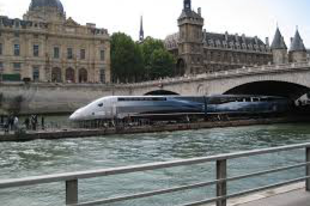 Tour d'honneur du TGV sur la Seine