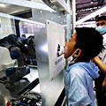 Kínában robotok tesztelik az embereket a Covid ellen