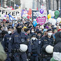 Veszélyesen felerősödnek a tüntetések Bécsben – egyenruhás tüntetők jelennek meg, háborús énekeket kántálnak