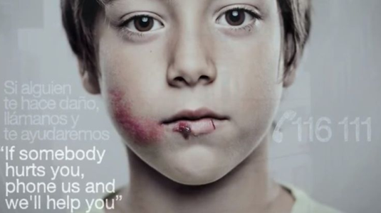 Különleges plakát a gyermekbántalmazás ellen