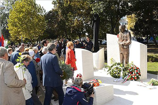 BUDAPEST: FELAVATTÁK GÖNCZ ÁRPÁD SZOBRÁT A XIII. KERÜLETBEN