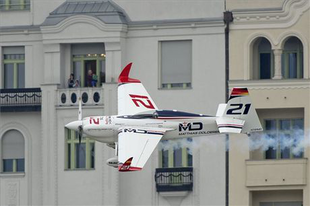 RED BULL AIR RACE: MATTHIAS DOLDERER NYERTE A BUDAPESTI VERSENYT