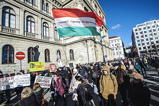 BUDAPEST: TÖBB EZRES ÉLŐLÁNC A TUDOMÁNYÉRT!