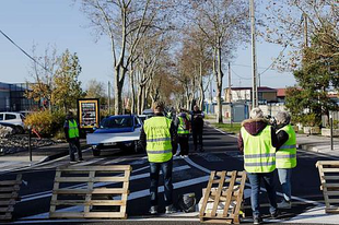 A FRANCIA CIVILEK EGY RÉSZE FOLYTATJA A TÜNTETÉST AZ ÜZEMANYAG ADÓJÁNAK EMELÉSE MIATT