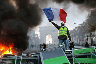 A FRANCIA RENDŐRSÉG KÖNNYGÁZT ÉS VÍZÁGYÚKAT VETETT BE A SÁRGAMELLÉNYESEK ELLEN PÁRIZS KÖZPONTJÁBAN