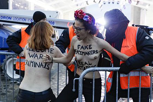 VILÁGHÁBORÚS CENTENÁRIUM: FEMEN AKTIVISTÁK TILTAKOZTAK DONALD TRUMP KONVOJA ELŐTT