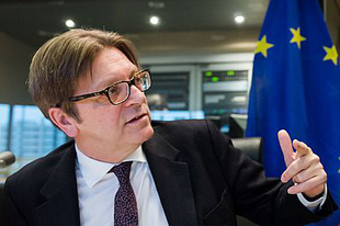 VERHOFSTADT KIJELENTETTE: AZ EU FEL KELL HAGYJON A SZABÁLYSÉRTŐ KORMÁNYOK FINANSZÍROZÁSÁVAL!