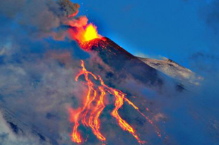 A FÖLDKÖZI-TENGER FELÉ "CSÚSZIK" AZ ETNA