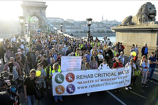 BUDAPEST: FELVONULÁSSAL HÍVTÁK FEL A FIGYELMET A FOGYATÉKOSSÁGGAL ÉLŐK PROBLÉMÁIRA A FŐVÁROSBAN