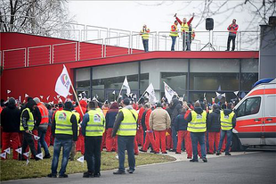 CSAKNEM NÉGYEZREN SZTRÁJKOLTAK PÉNTEKEN A GYŐRI AUDIBAN