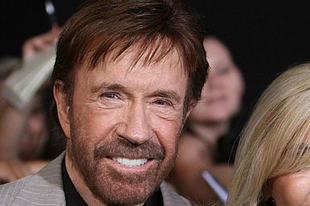 CHUCK NORRIS INDÍTJA EL A BAPTISTA SZERETETSZOLGÁLAT 15. CIPŐSDOBOZ AKCIÓJÁT BUDAPESTEN