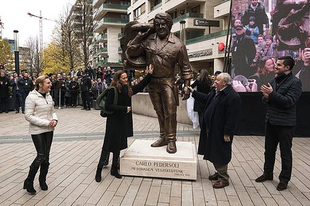 FELAVATTÁK BUD SPENCER SZOBRÁT BUDAPESTEN