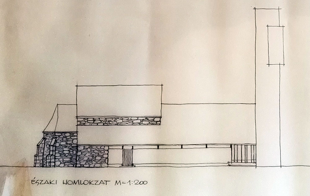 Az északi homlokzat a megtartott középkori kápolnával