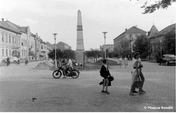 08_az_obeliszk_1957-es_felallitasa_utan.png