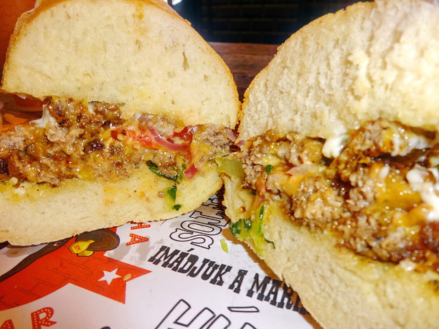 Havi burger különlegesség egyenesen New York-ból a Bamba Marha havi specialitása!