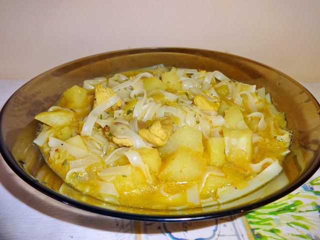 Ázsiai csirkés karalábéleves