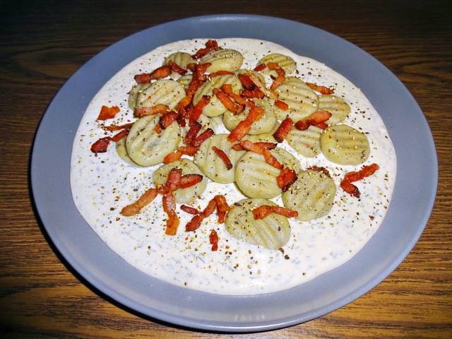 Kapros-juhtúrós gnocchi