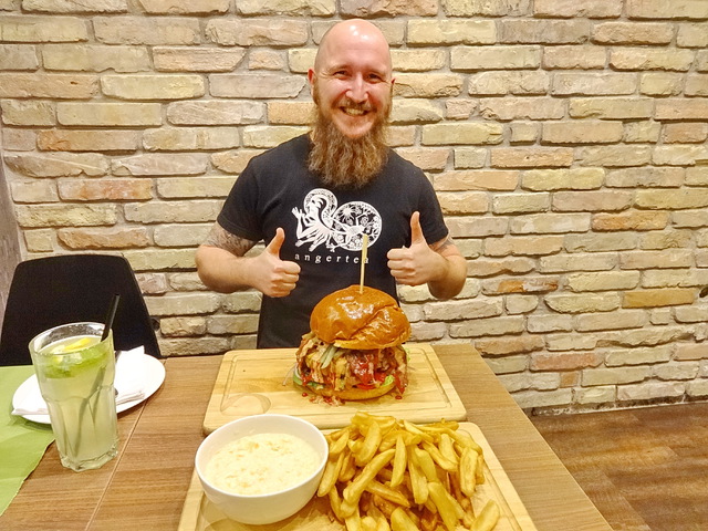 Burger kihívás a Coral Cafe & Bistroban!