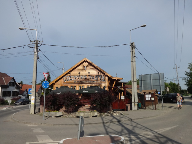 Ehetetlen hús és szőrszálakkal dúsított rizs köret egy budakalászi étteremben.