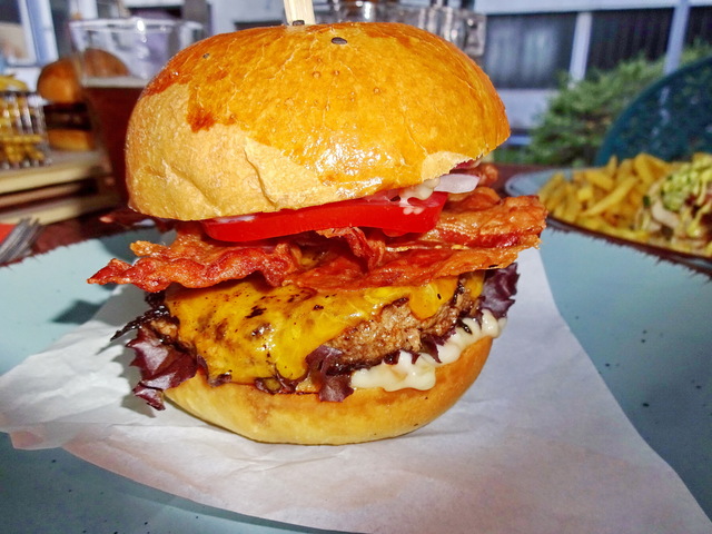 Burger Mustra #169 - Contrast Cafe • Bistro, Zalaegerszeg