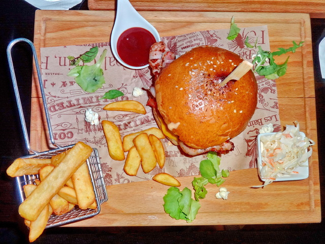 Burger Mustra #166 - AZUL Hotel & Restaurant, Simony (SK)
