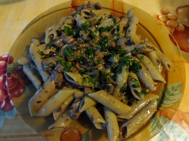 Gombás-tejszínes-sajtos penne