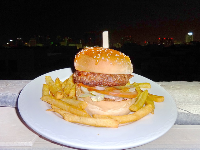 Burger Mustra #153 - Holiday Inn Bur Dubai, Dubaj