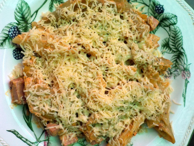 Pikáns párizsis penne
