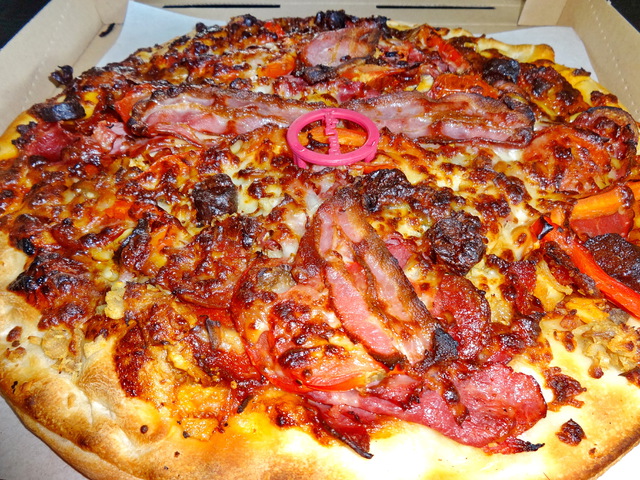 A Don Pepe októberi extra pizzája minden húsimádó beteljesült álma