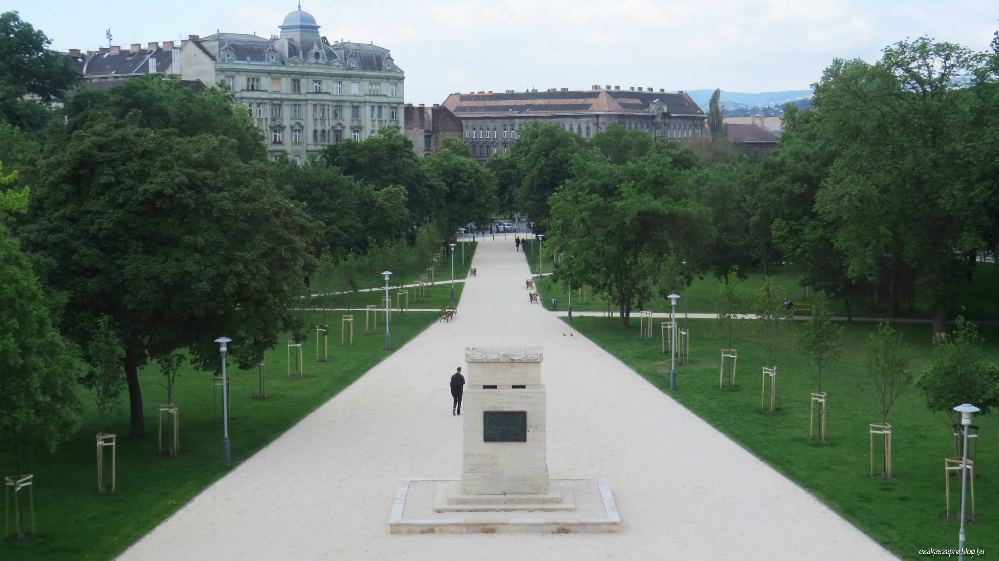 Elegáns park és emlékmű