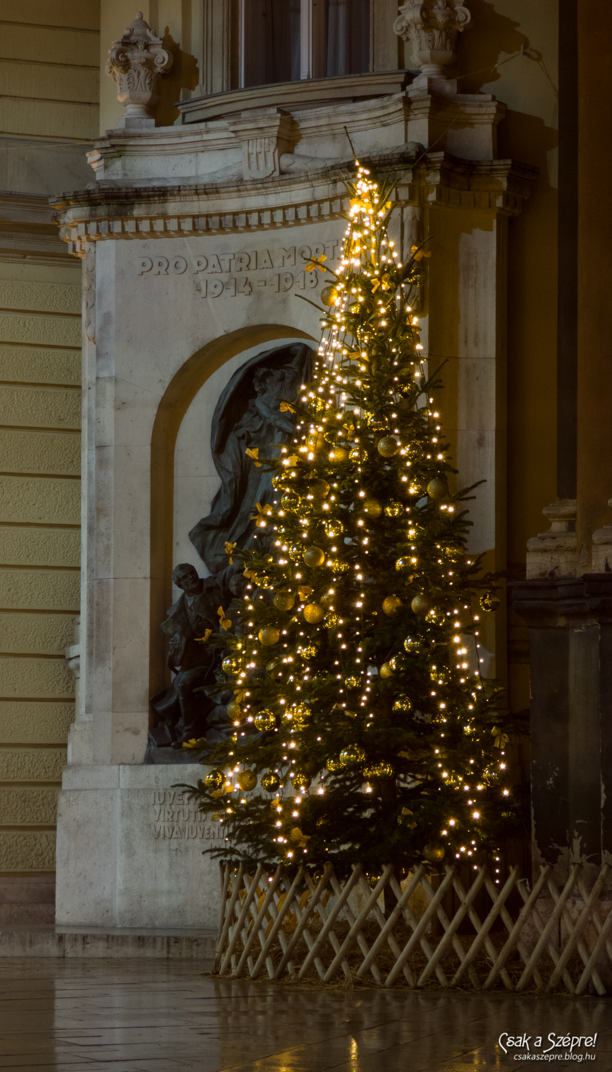 Visszafogott karácsonyfa az Egyetem téren