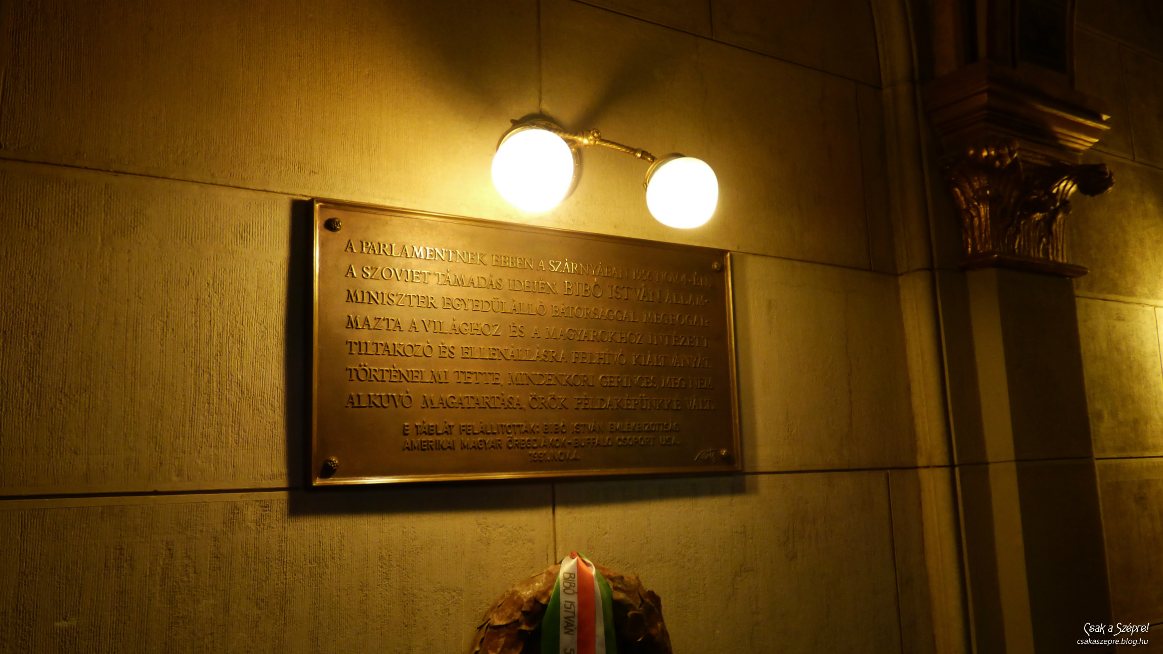 Hangulatos megvilágítású emléktábla egy melléklépcsőházban