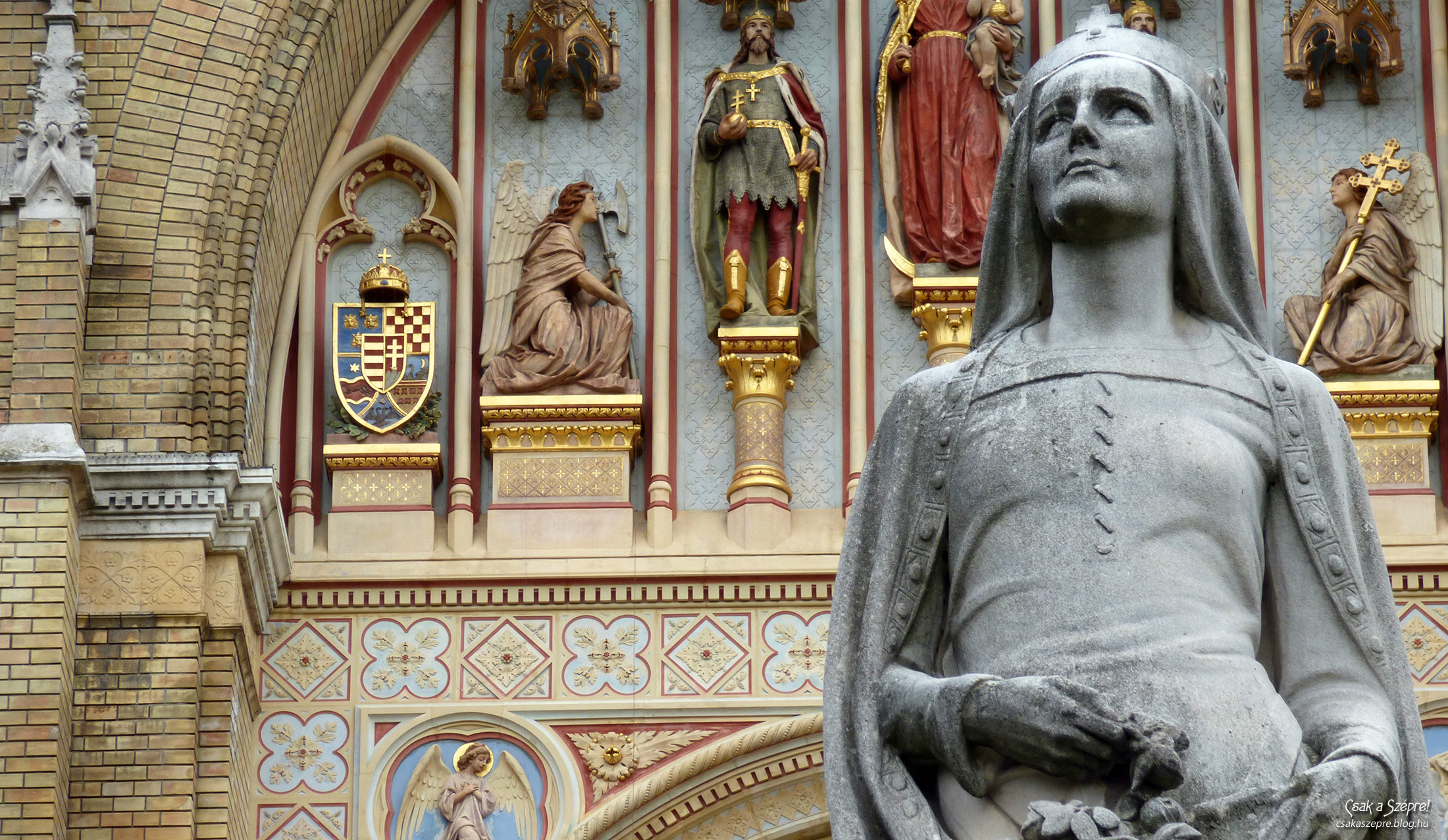 Szent Erzsébet talán legszebb szobra ékesíti a templomot és környékét 