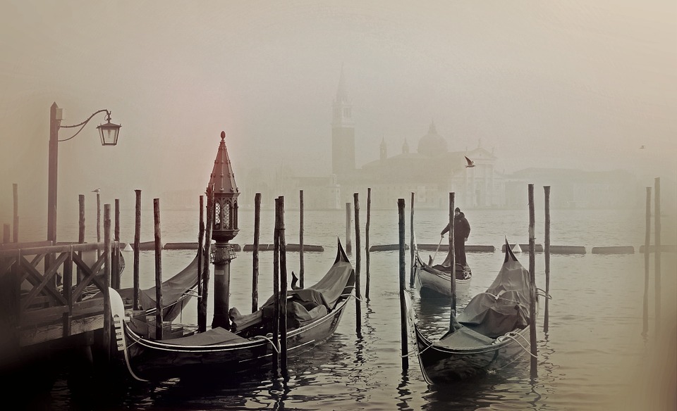 venice-gondola-wassertrasse-romantic-italy-lagoon-1035684.jpg