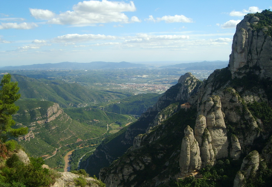 montserrat-hegy_bsz.jpg