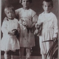 Gyerekkori fénykép: Csapó Béla lánytestvéreivel