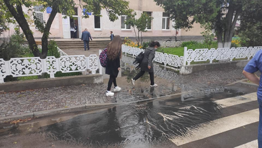 Iskolakezdés, szennyvízzel