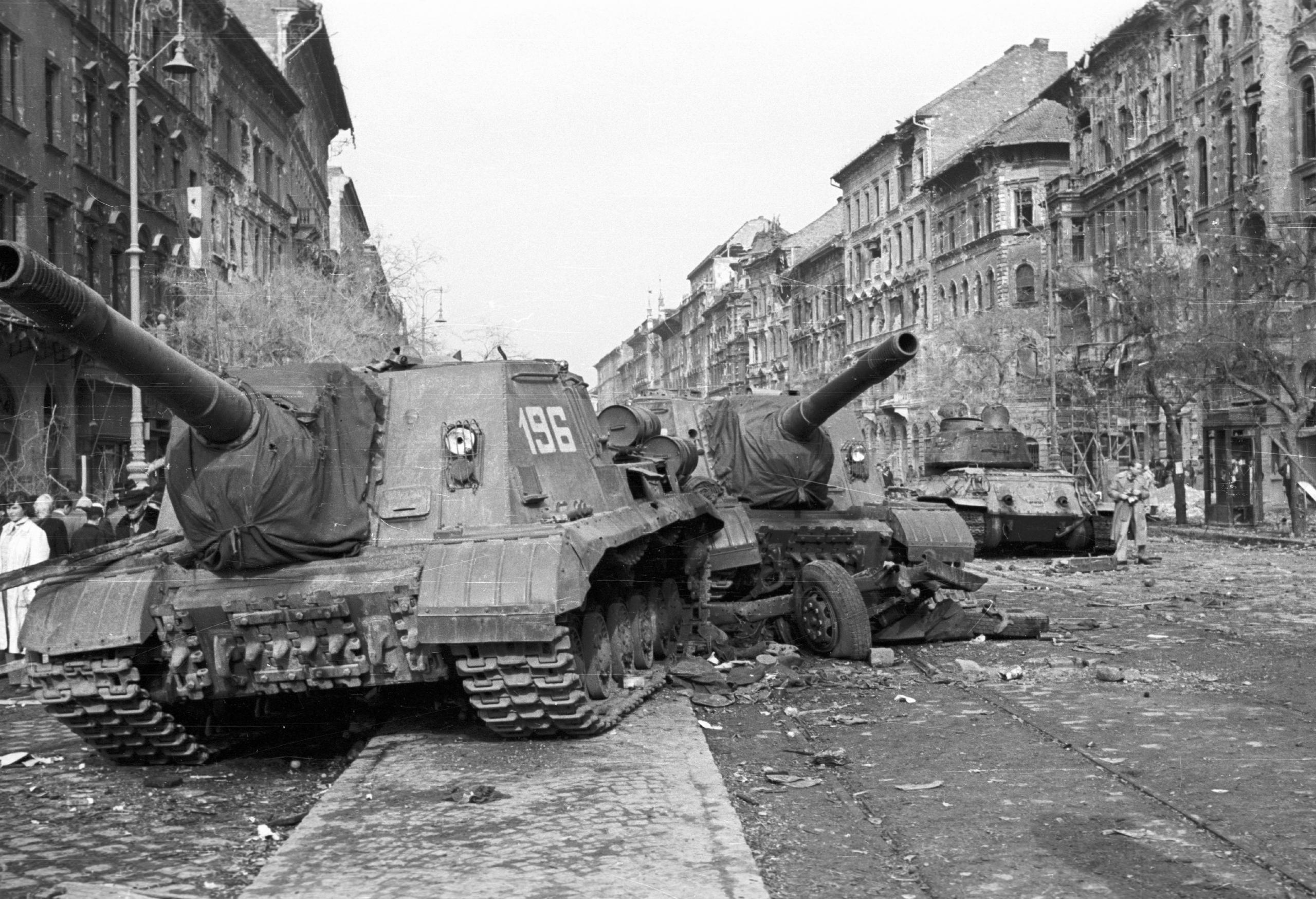 jozsef_korut_a_corvin_kisfaludy_koznel_harckeptelenne_tett_iszu-152-es_szovjet_rohamlovegek_a_hatterben_egy_t-34_85_harckocsi.jpg