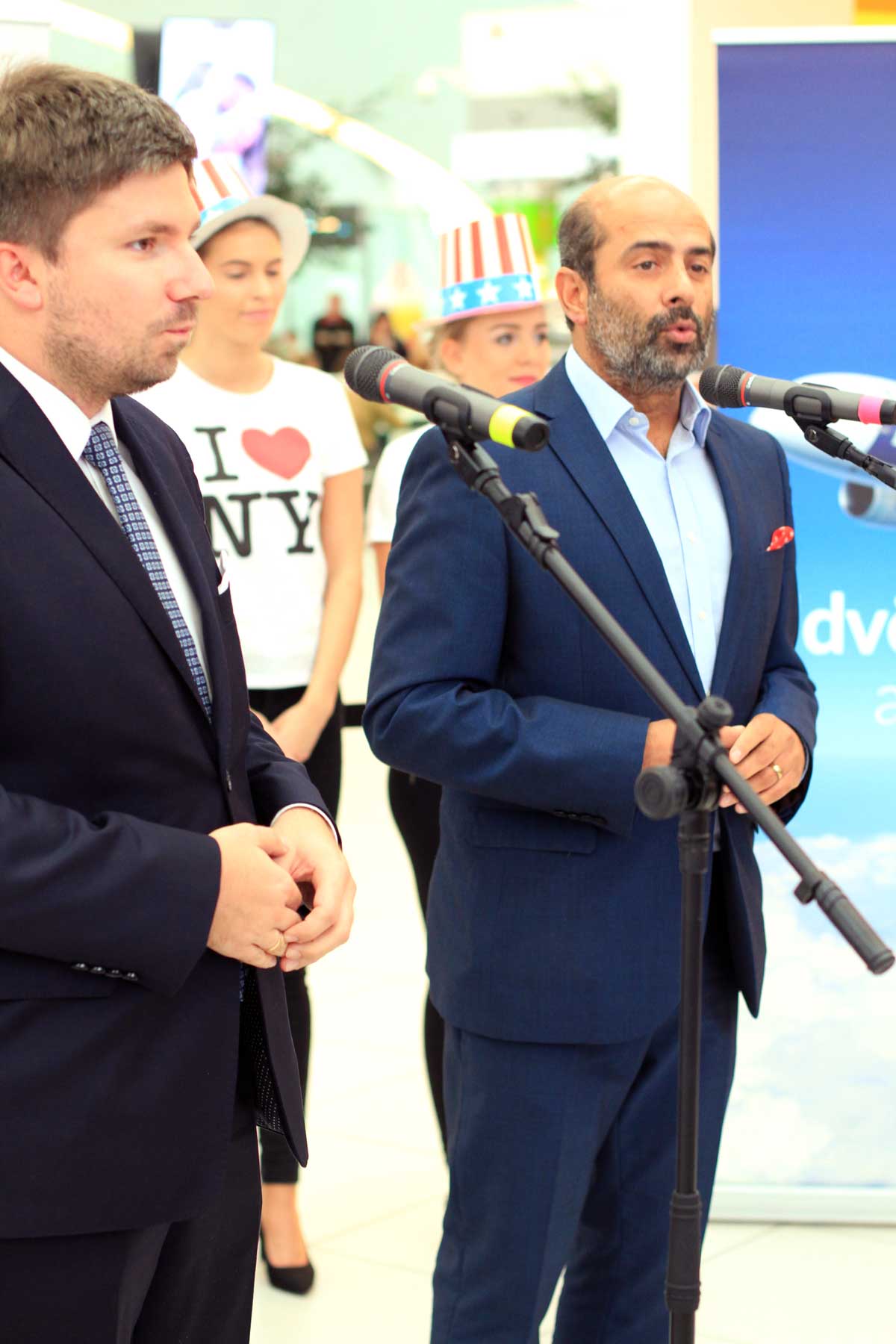 Adrian Kubicki, a LOT szóvivője és Kam Jandu, a Budapest Airport kereskedelmi igazgatója