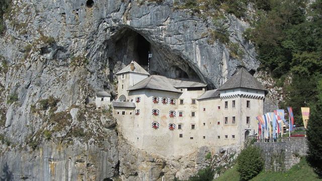 predjama_castle.jpg